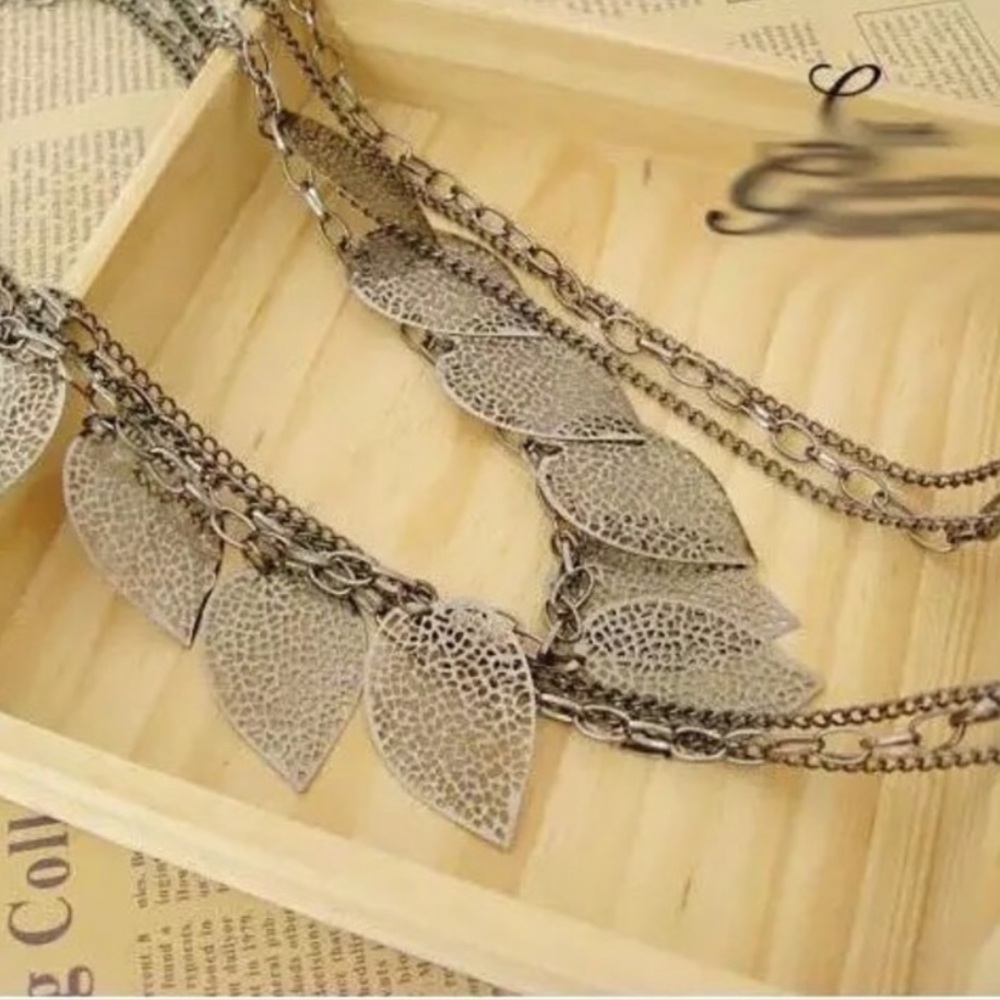 Multilayer Leaf Necklace - Picture 3 of 4